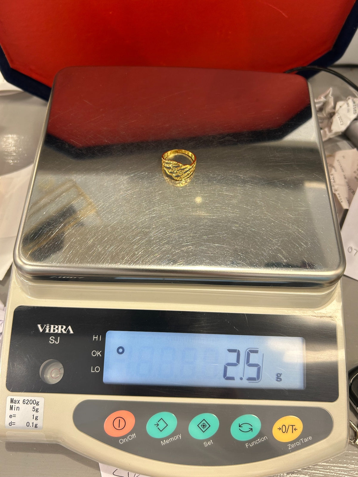 22ct gold ladies ring 2.5g scale