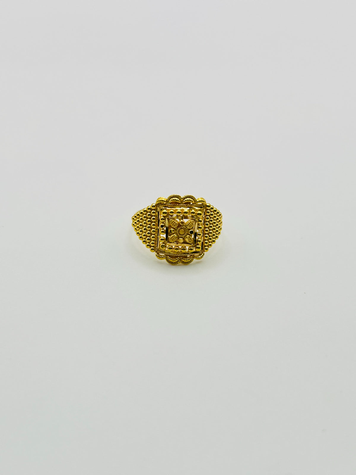 22ct gold ladies ring 2.7g size K
