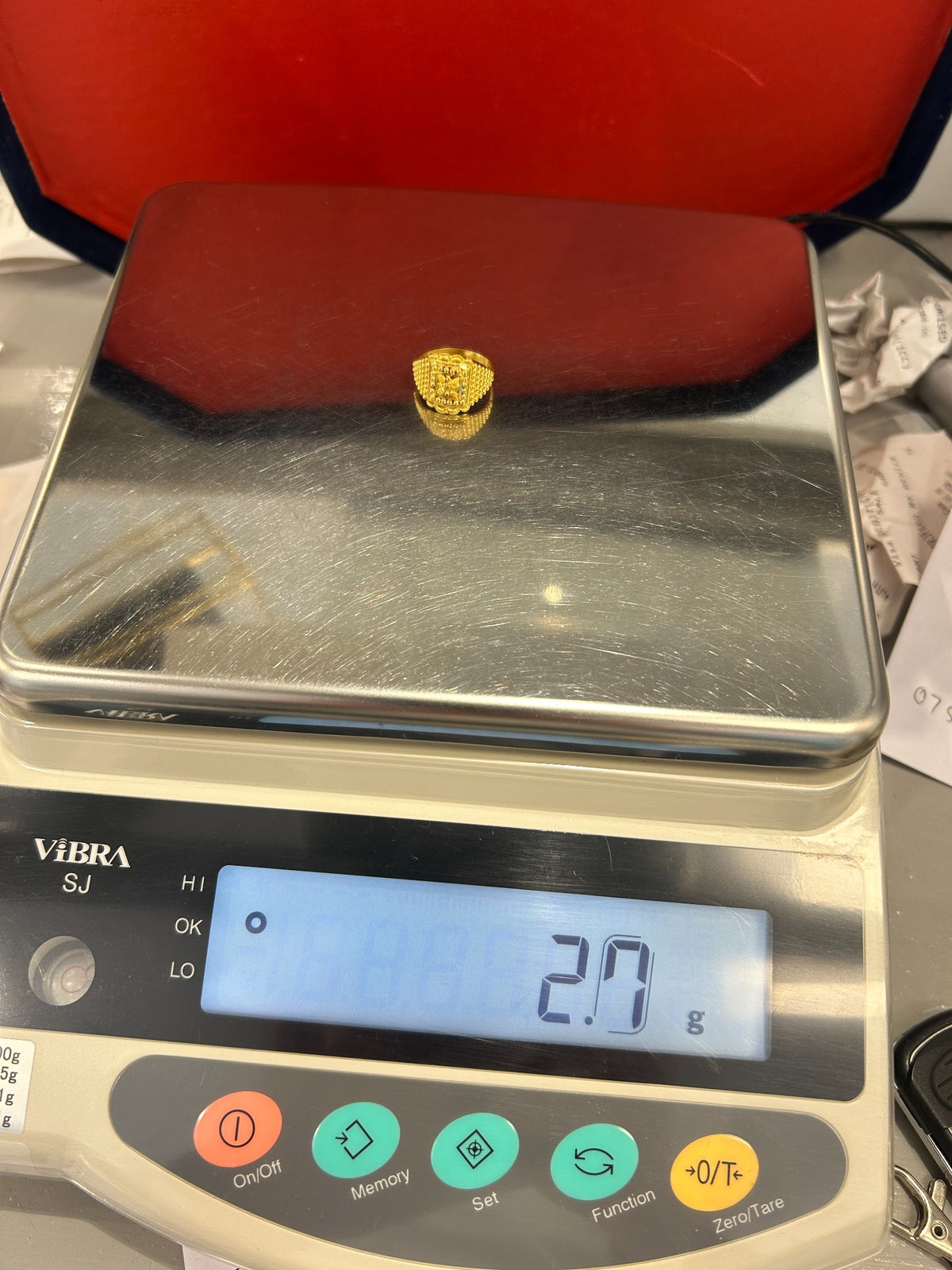 22ct gold ladies ring 2.7g scale